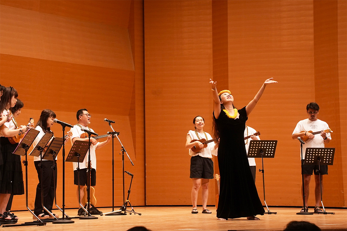 ウクレレのステージ演奏の様子